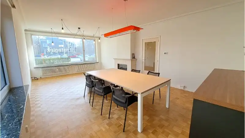 Ruim instapklaar gelijkvloers 3-slaapkamerappartement te koop in Sint-Michiels Brugge foto {{pictureIndex}}