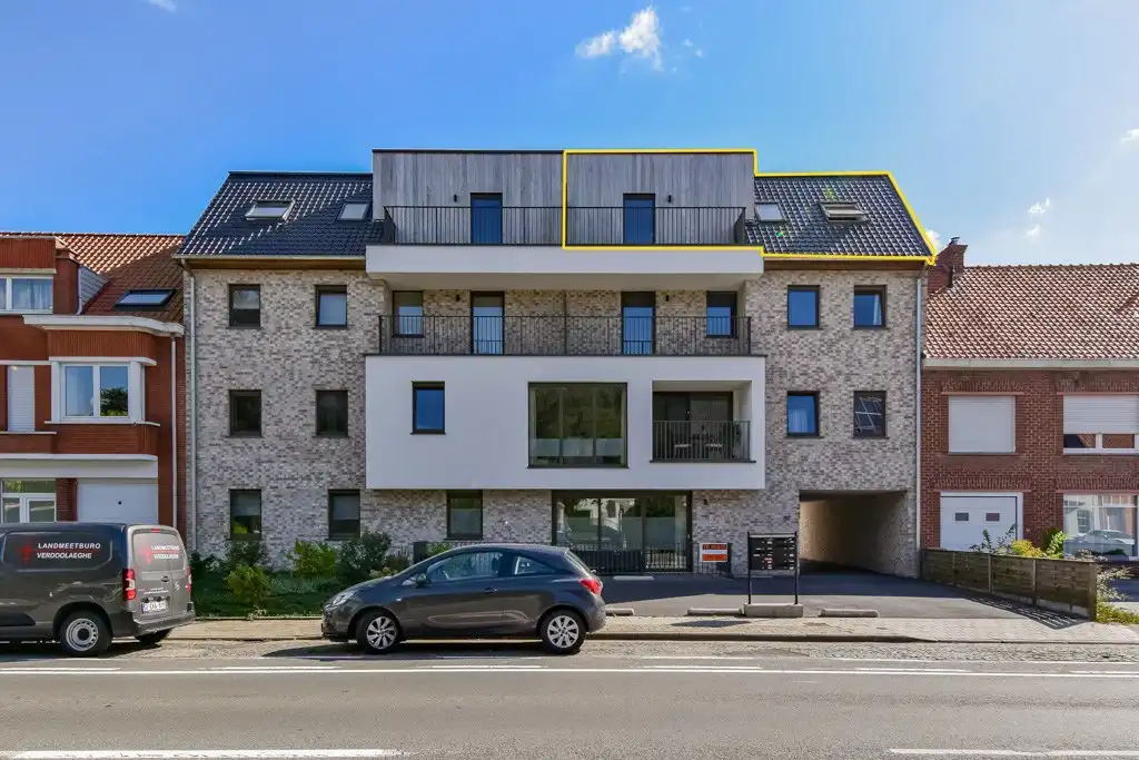Recent appartement op derde verdiep met 2 slaapkamers, 2 terrassen en staanplaats nabij centrum Gistel. foto {{pictureIndex}}
