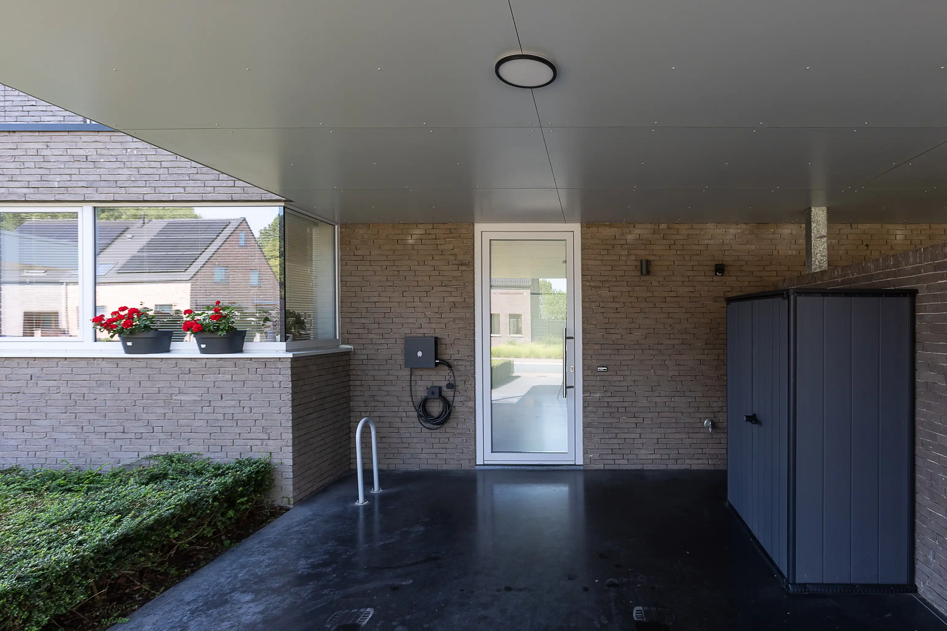 Prachtige, lichtrijke  woning met zonnige tuin in Beernem! foto 2
