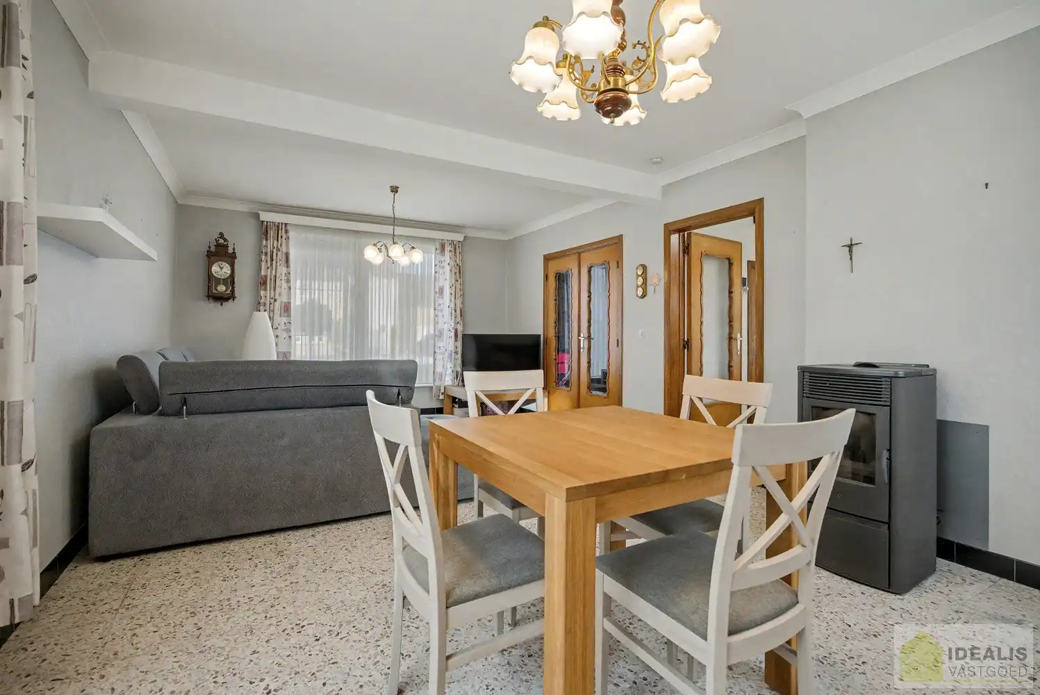 IDEALIS VASTGOED - Nabij het groen gelegen woning met een bewoonbare oppervlakte van + -125m² op een perceel van 7a59ca! Het betreft een zeer centraal gelegen woning t.o.v. grote steden als Leuven, Brussel, Antwerpen en Hasselt die vlot bereikbaar zijn door de nabijheid van de E313 en E314. Uitermate geschikt voor kandidaten op zoek naar een te renoveren woning in de groene omgeving van Linkhout!! foto 7