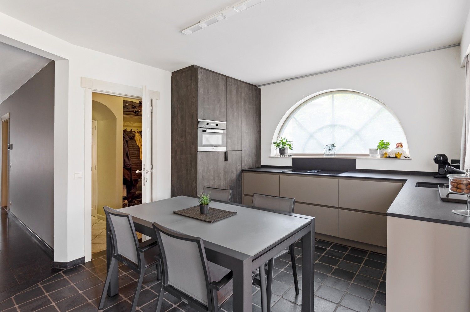 Ruime HOB met 4 slaapkamers en tuin in Wijnegem centrum! foto 8