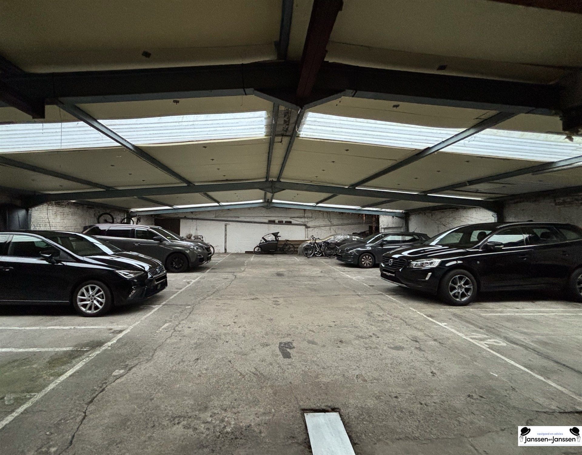 Ruim Magazijn van 332 m² met 13 overdekte parkeerplaatsen foto 3