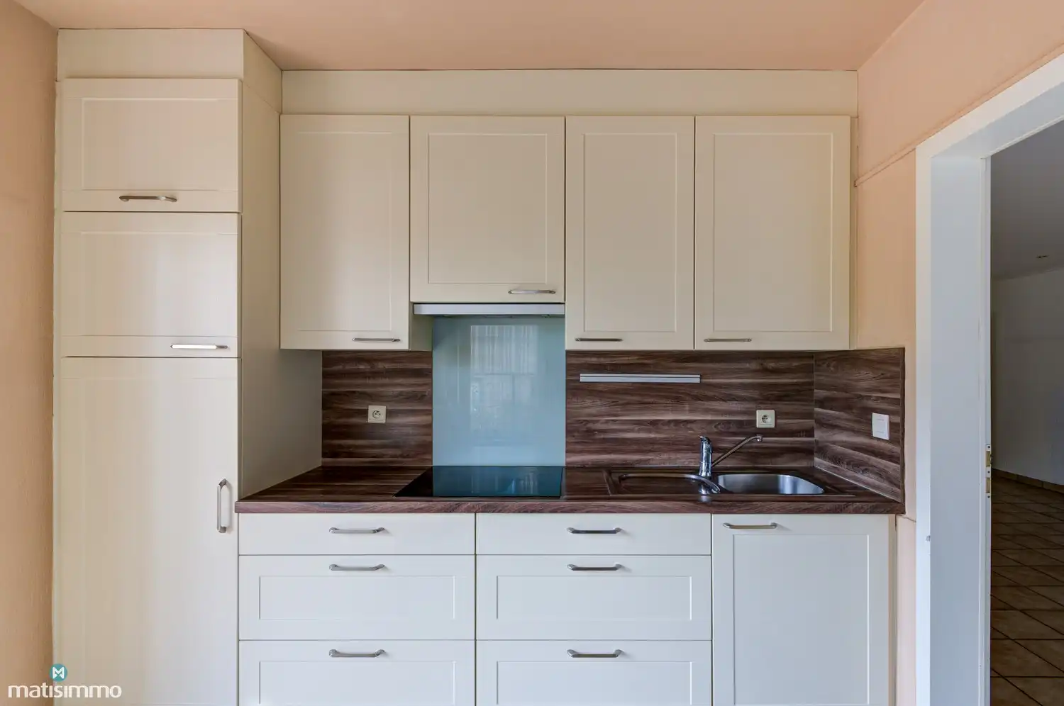 GELIJKVLOERS APPARTEMENT MET 2 SLAAPKAMERS, RUIME GARAGE, AUTOSTAANPLAATS EN KELDERBERGING TE LANAKEN foto 7