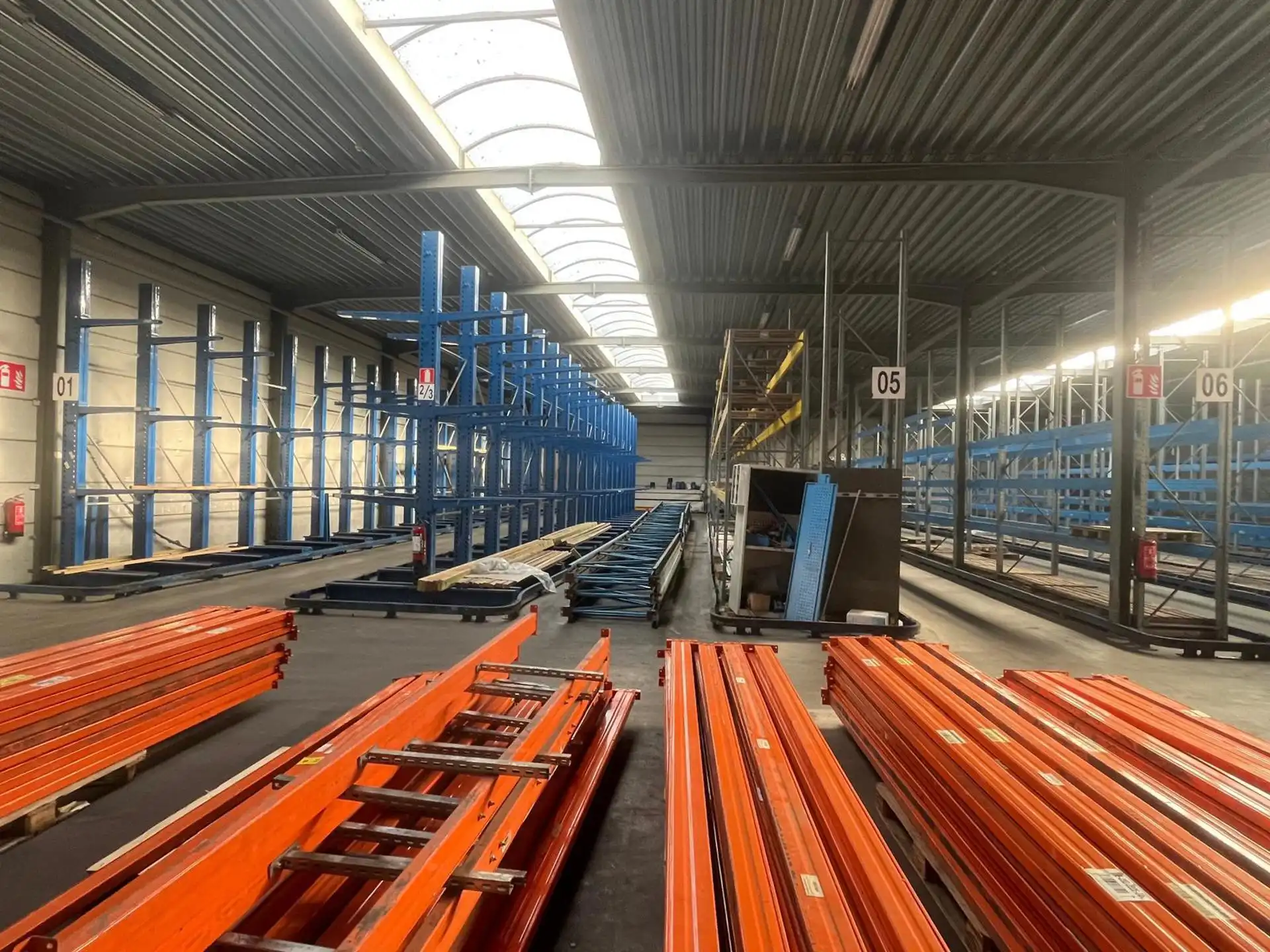 Magazijn ca.2.700m² met los- en laadzone te Merksem. foto 5