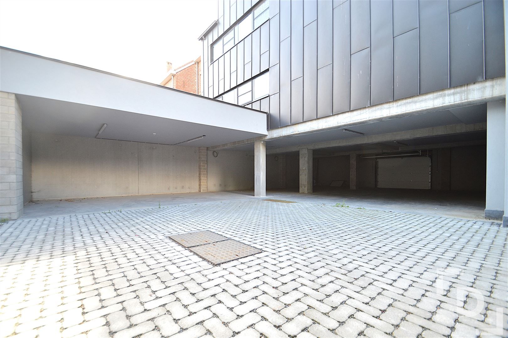 Nieuwbouwappartement van hoogwaardige afwerking met staanplaats te huur in centrum Ieper foto 16