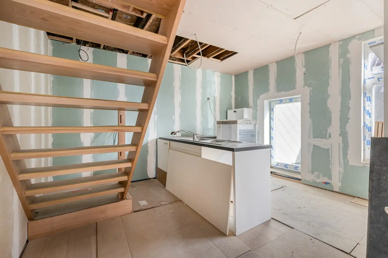 Commercieel pand met verder af te werken appartement en garage op topligging! foto 15