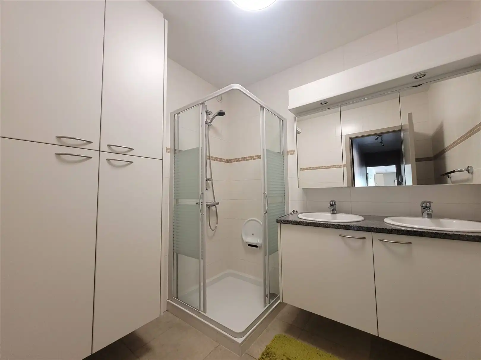 Gemeubeld appartement met 2 slaapkamers en garage box foto 17