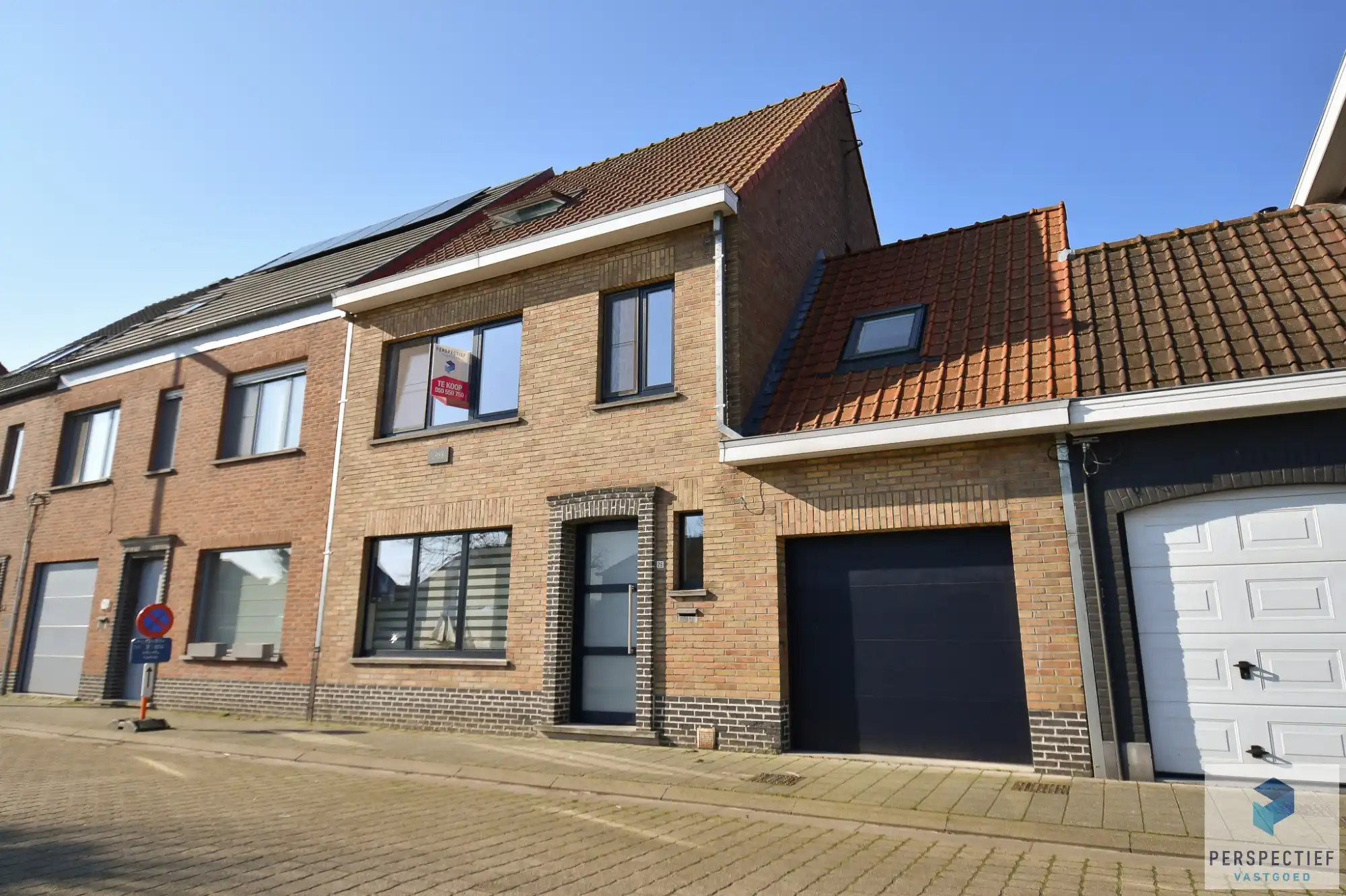 Ruime gerenoveerde woning met 4 slpk, grote tuin en garage foto 2