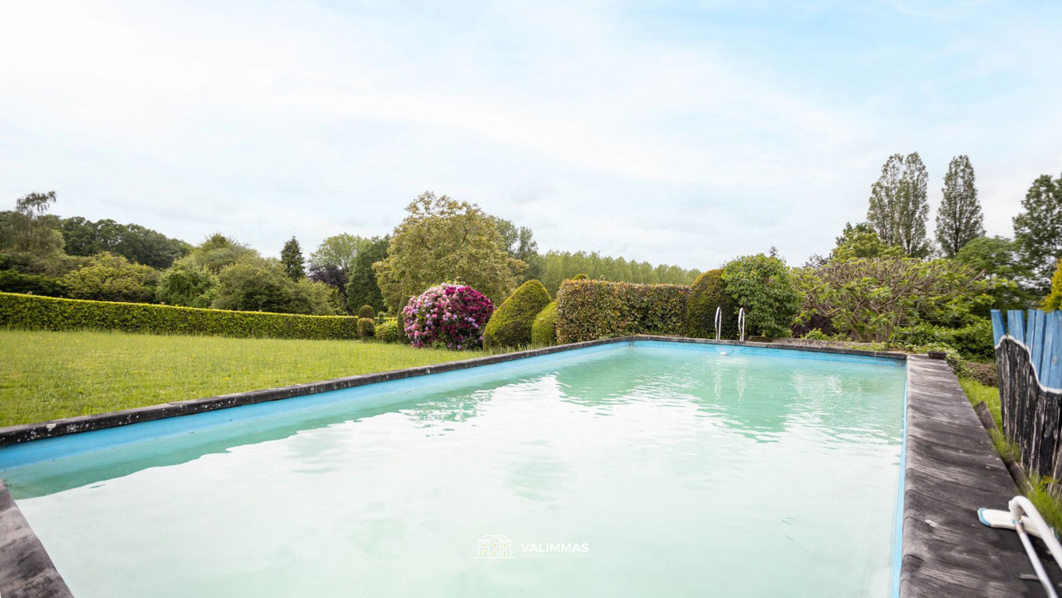 Hoofdfoto van de publicatie: Uniek gelegen villa-bungalow met grote tuin en zwembad...
