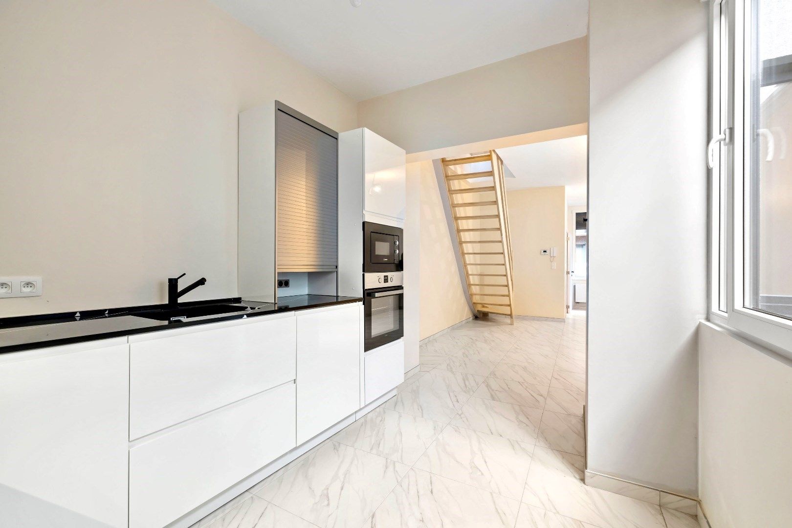 Instapklare, gerenoveerde 3-slpk woning in centrum foto 5