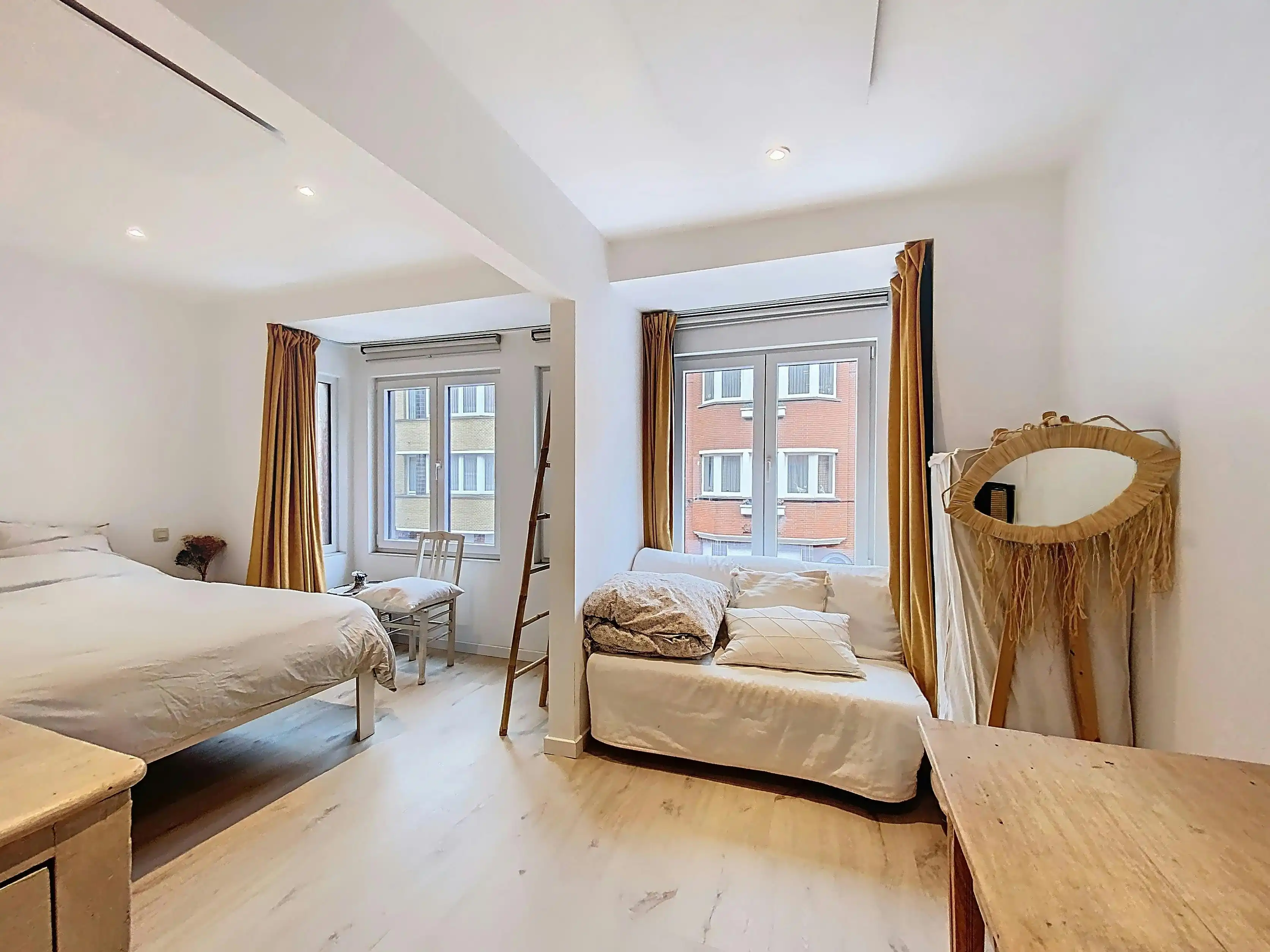 Instapklaar 2 slaapkamer appartement te koop in Heist foto 4