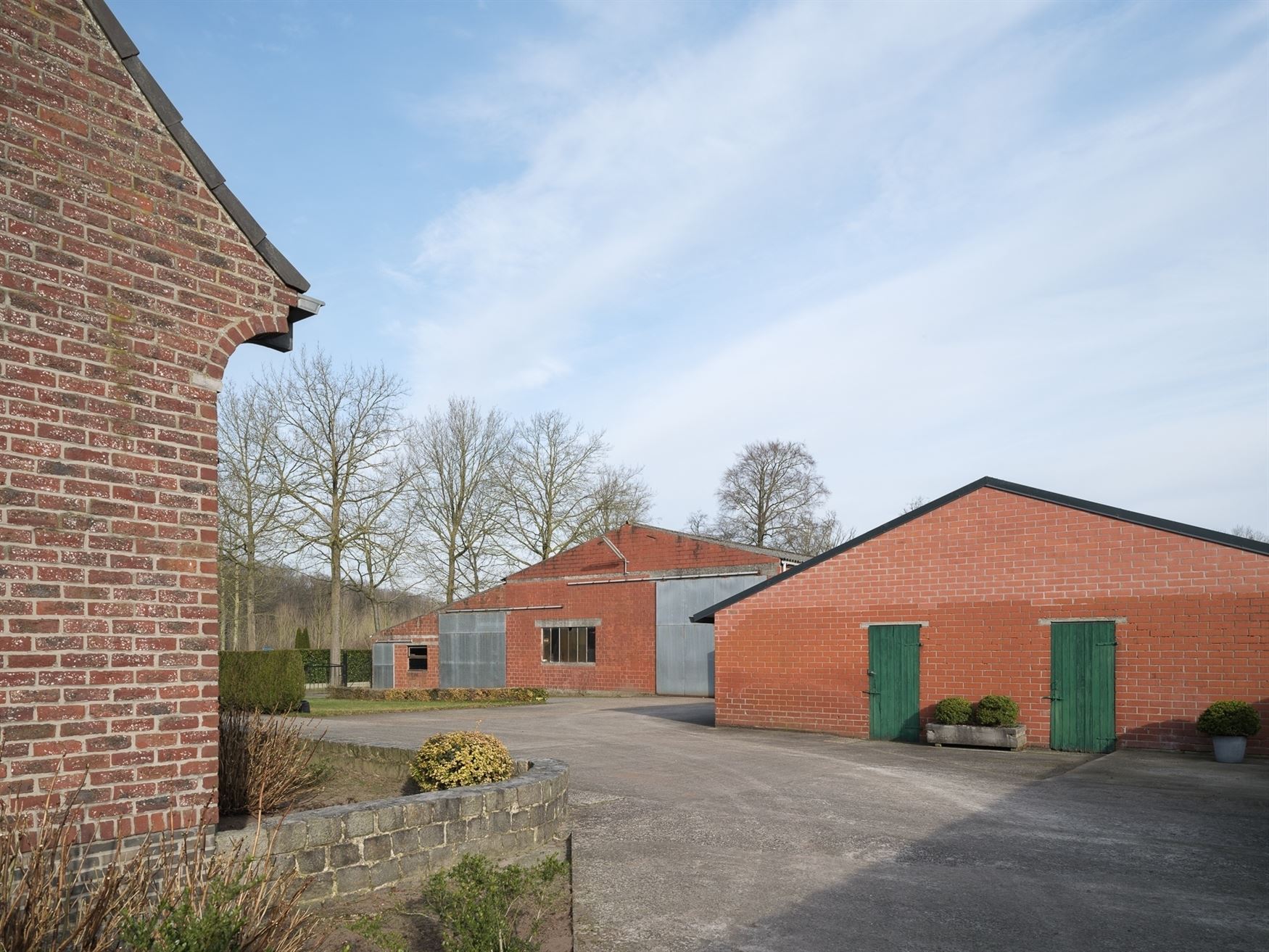 Villa met bijgebouwen op de grens met Hansbeke foto 17