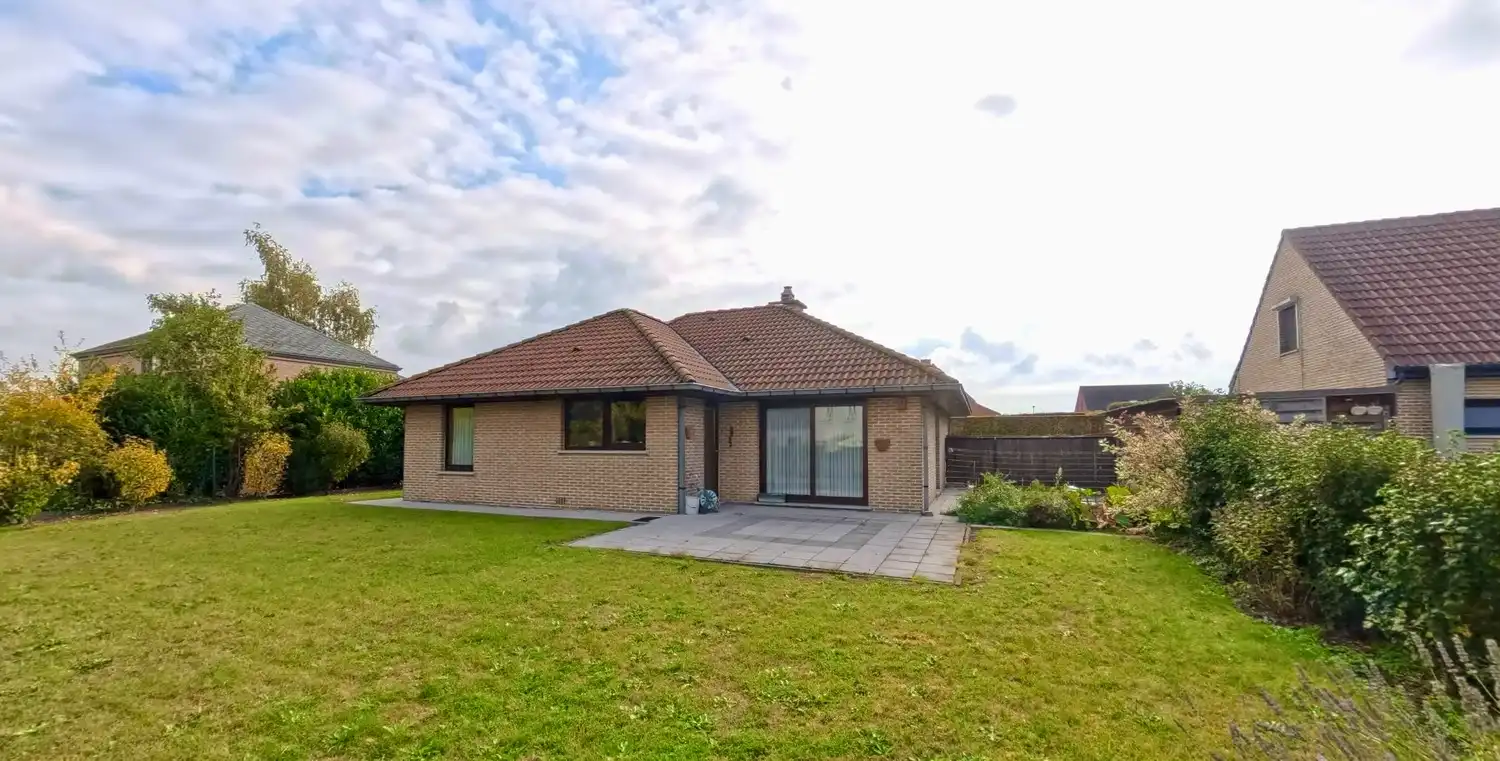 Ruime woning op toplocatie met grote tuin en inpandige garage! foto 2