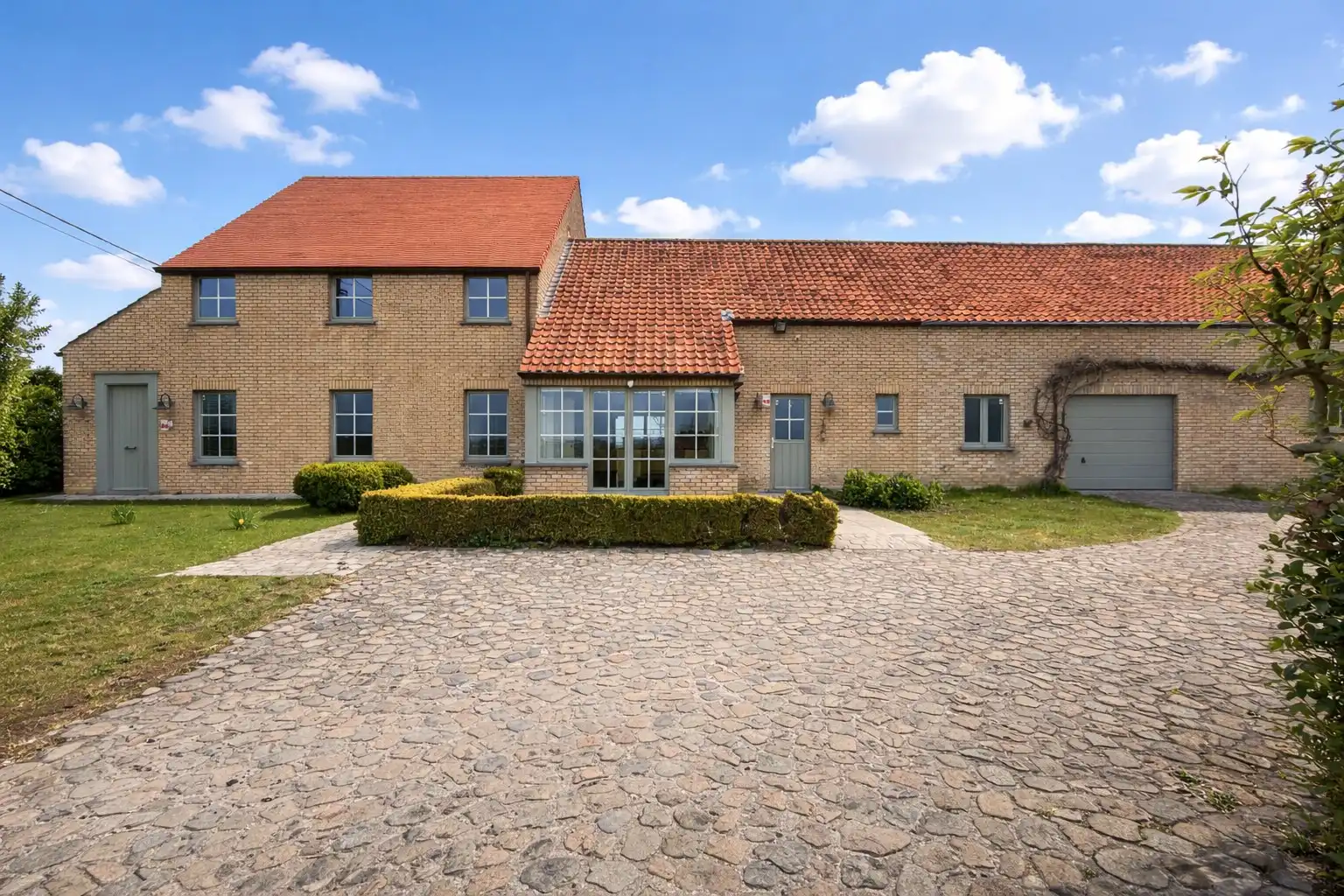 Fermette met atelierruimte/opslagruimte op prachtige locatie foto {{pictureIndex}}