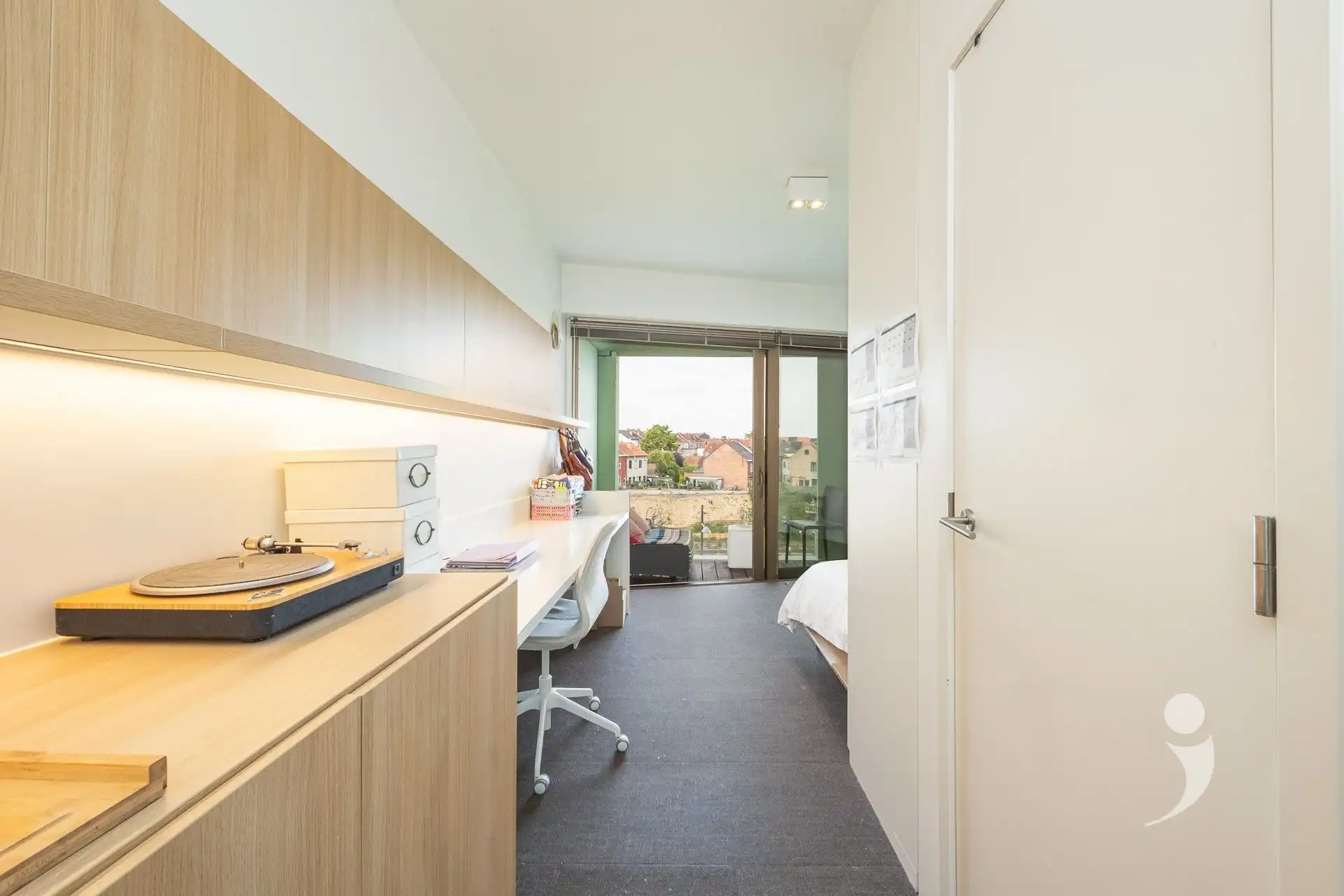 Luxueuze studentenkamer met eigen sanitair en terras foto 3