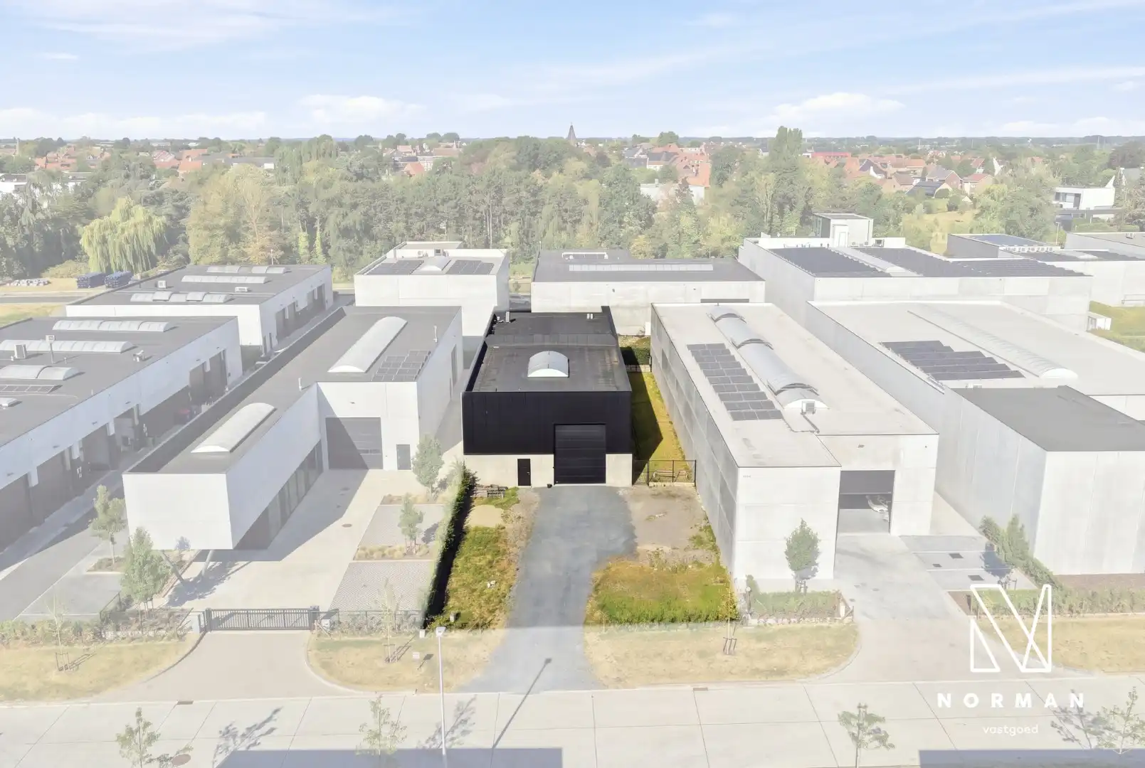 Bedrijfswoning op 1186 m² met luxueuze woonst. foto 39