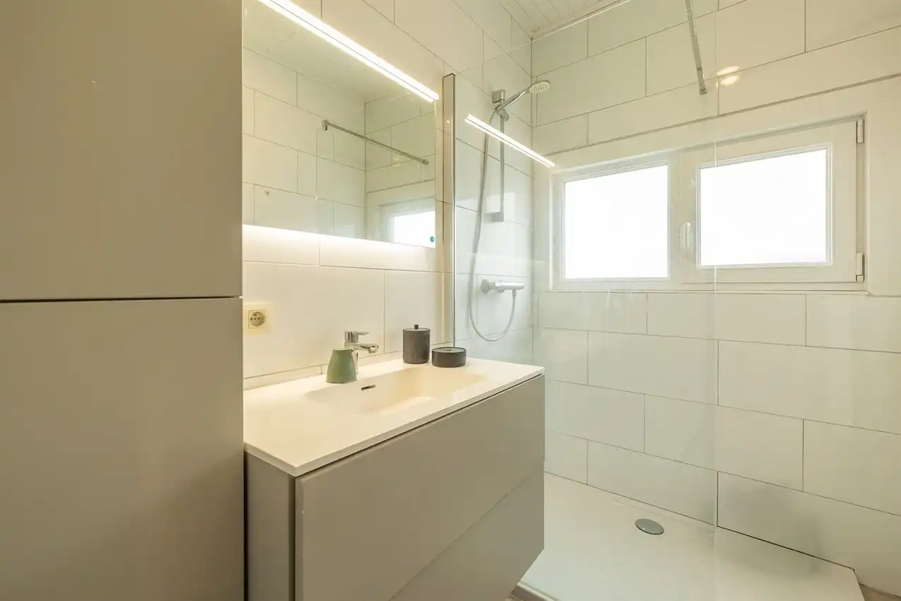 Centraal gelegen woning met garage, 3 slpk. en tuin foto 13