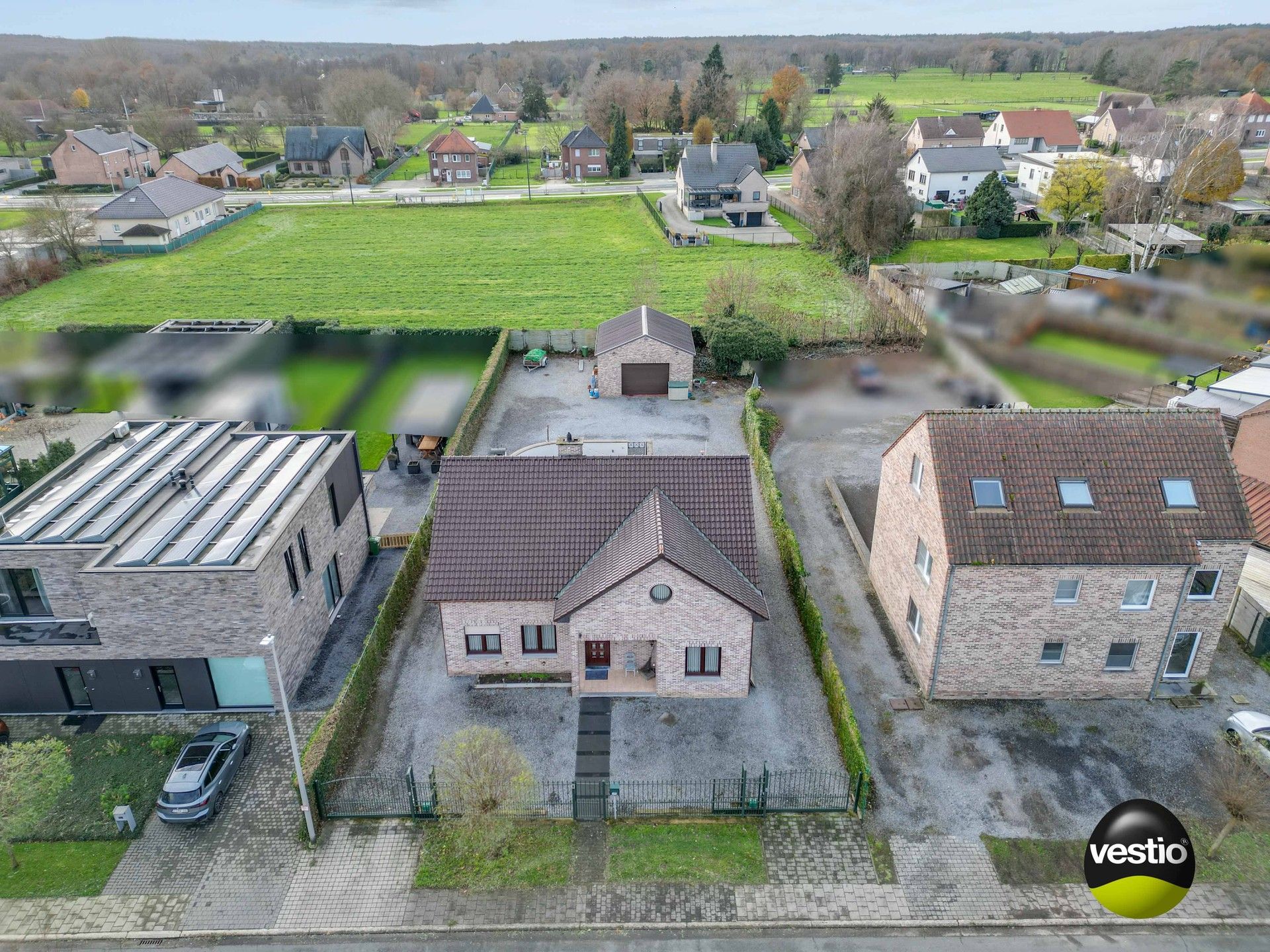 LANDELIJKE WONING MET RUIME GARAGE OP RUSTIGE LOCATIE TE OPOETEREN foto 4