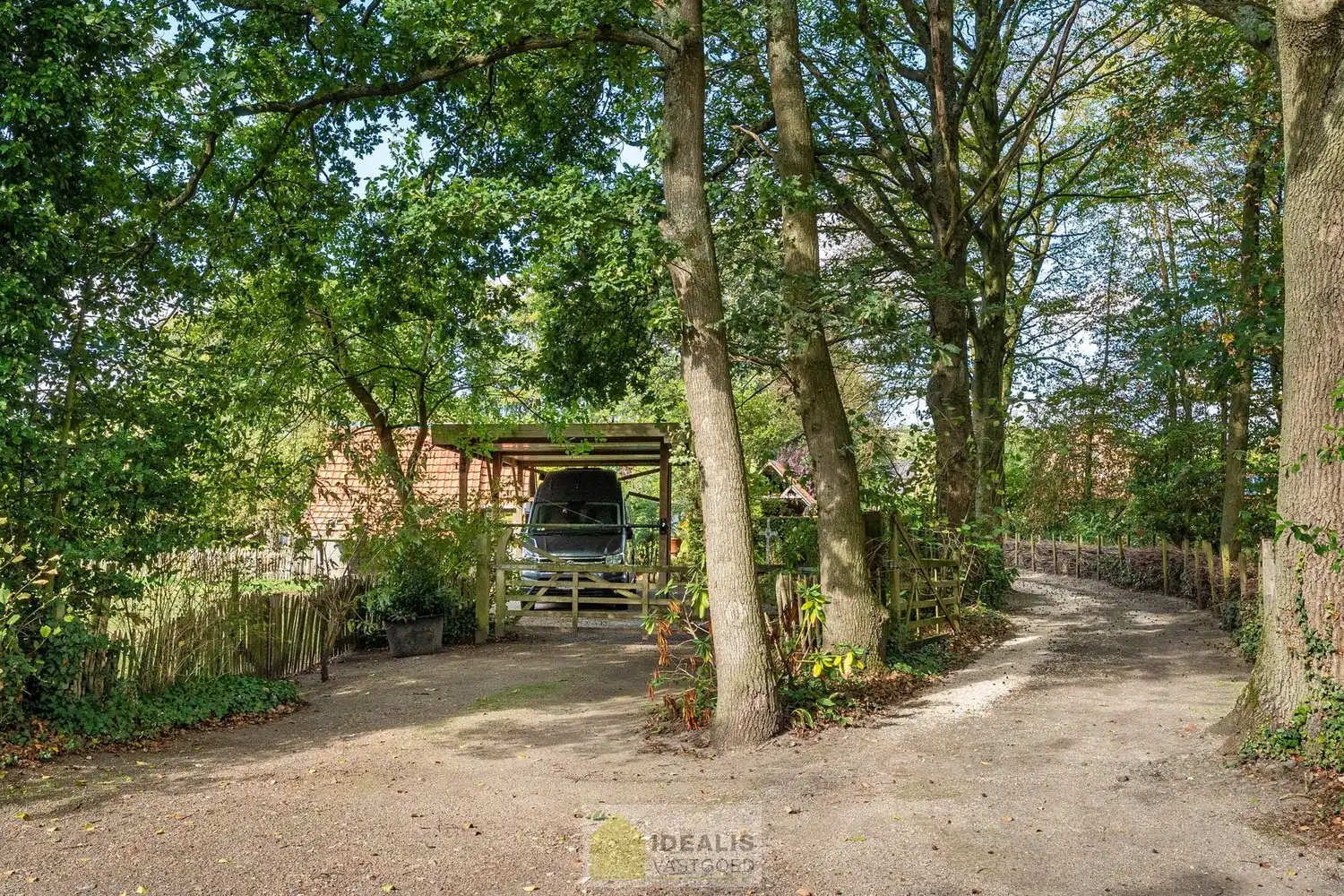 IDYLLISCH GELEGEN BIJZONDERE EIGENDOM BESTAANDE UIT RIANT WOONHUIS, APART BEWOONBAAR BIJGEBOUW EN ATELIER OMGEVEN DOOR EEN SCHITTERD AANGELEGDE TUIN EN WEILAND. Het domein is toegankelijk zowel aan de mooie Urnenveldstraat doch ook via een uitzonderlijk mooie oprijlaan toegankelijk langs de boszijde van het perceel. Deze vrijstaande woning, gebouwd in 1986, beschikt over een sfeervolle leefruimte in vol contact met de tuin en biedt een heerlijke atmosfeer dankzij de centraal geplaatste speksteenkachel. Op de verdieping beschikt de woning over slaapkamers en sanitair. Een absolute meerwaarde is het afzonderlijk volledig ingericht bijhuisje, centraal op het perceel, voorzien van alle woonfaciliteiten. Verder is er de mogelijkheid om wonen/werken te combineren via het knap afgewerkte atelier, met vergezicht op het eigen weiland. Geschikt voor kandidaten op zoek naar een ruime en instapklare parel met een idyllische uitstraling! foto 51