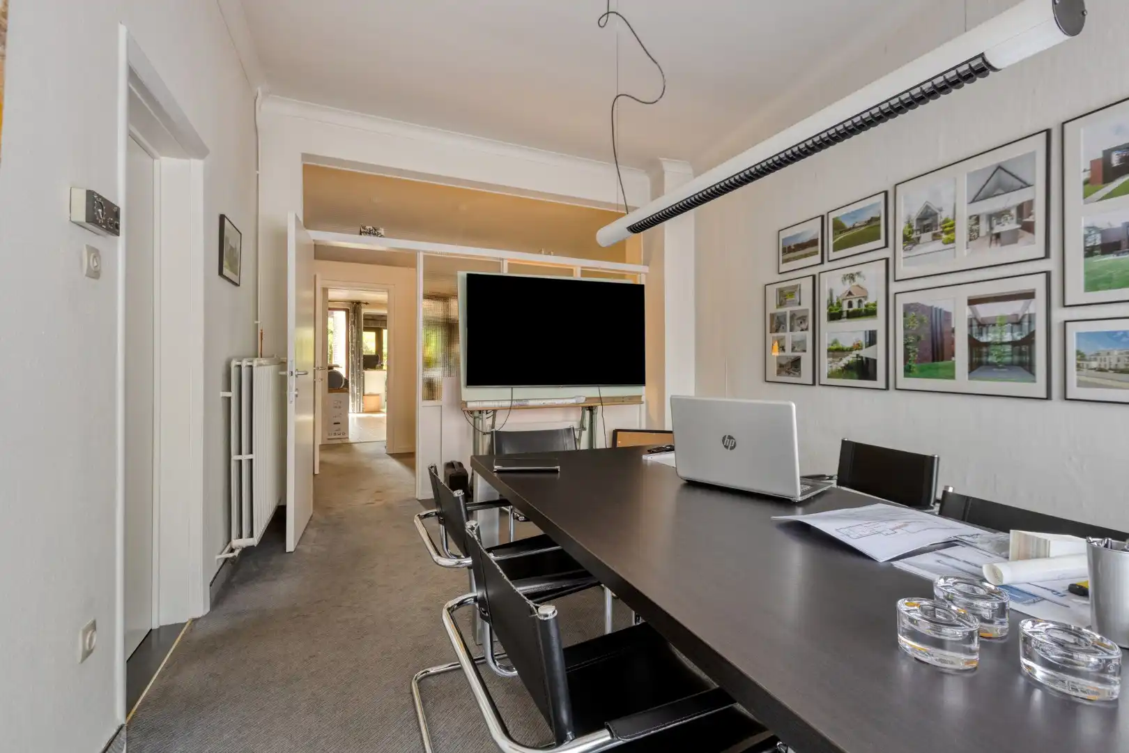 Ruim ingedeelde woning met oa 3 slpks op een gunstige locatie in het centrum foto 3