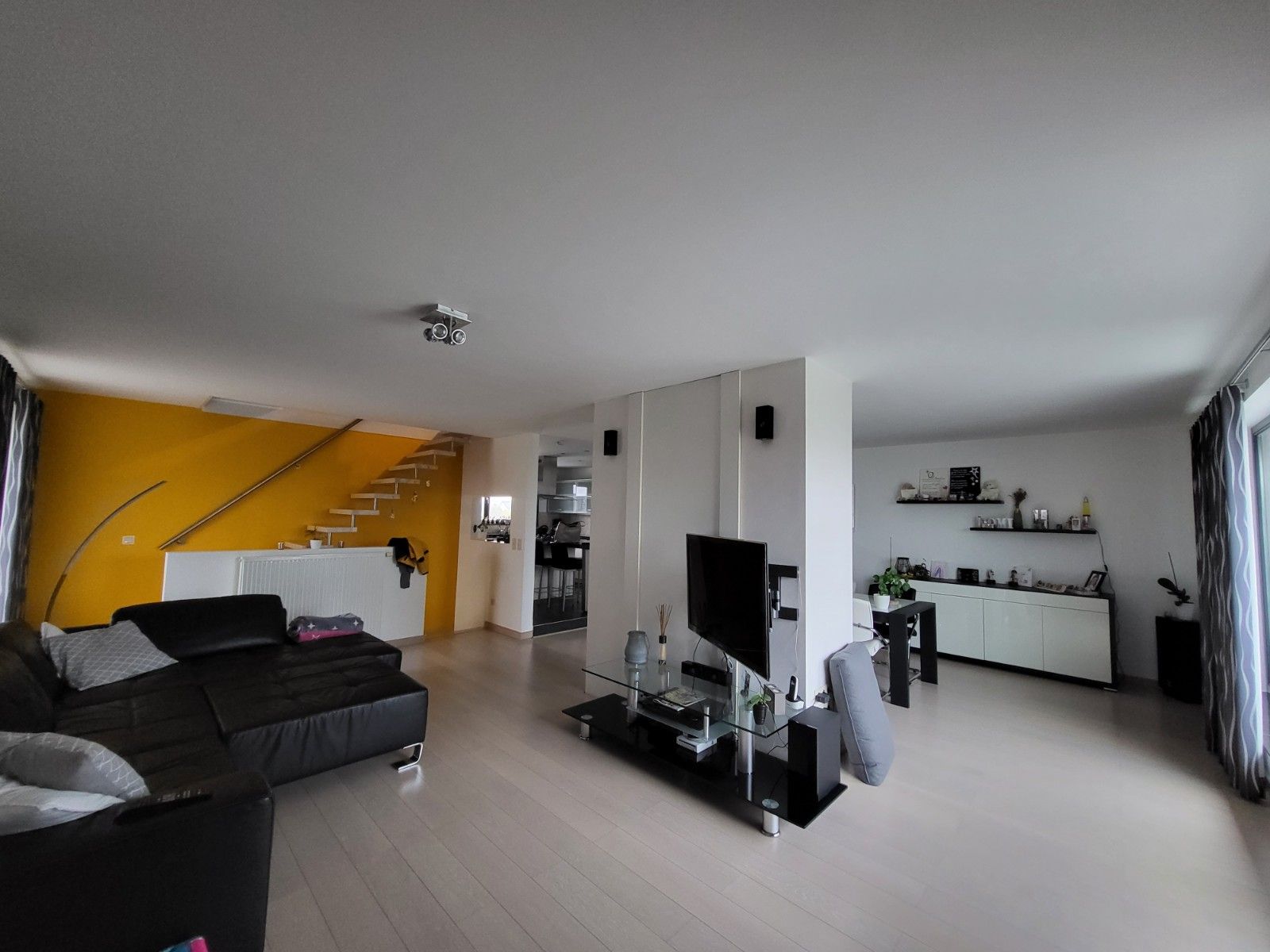 Ruime woning nabij centrum Deinze foto {{pictureIndex}}