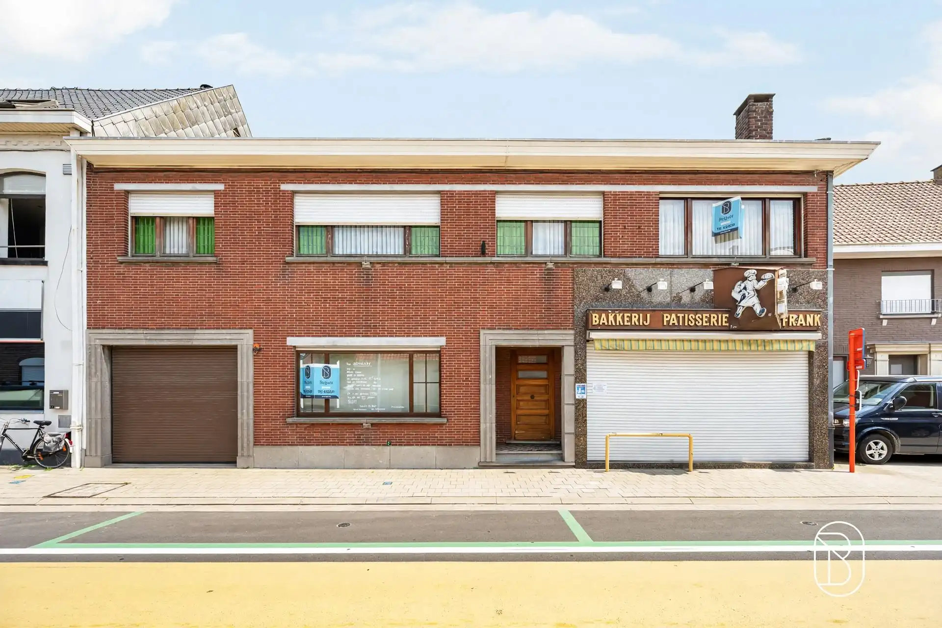 Veelzijdig handelspand met ruime woning in Deerlijk foto {{pictureIndex}}