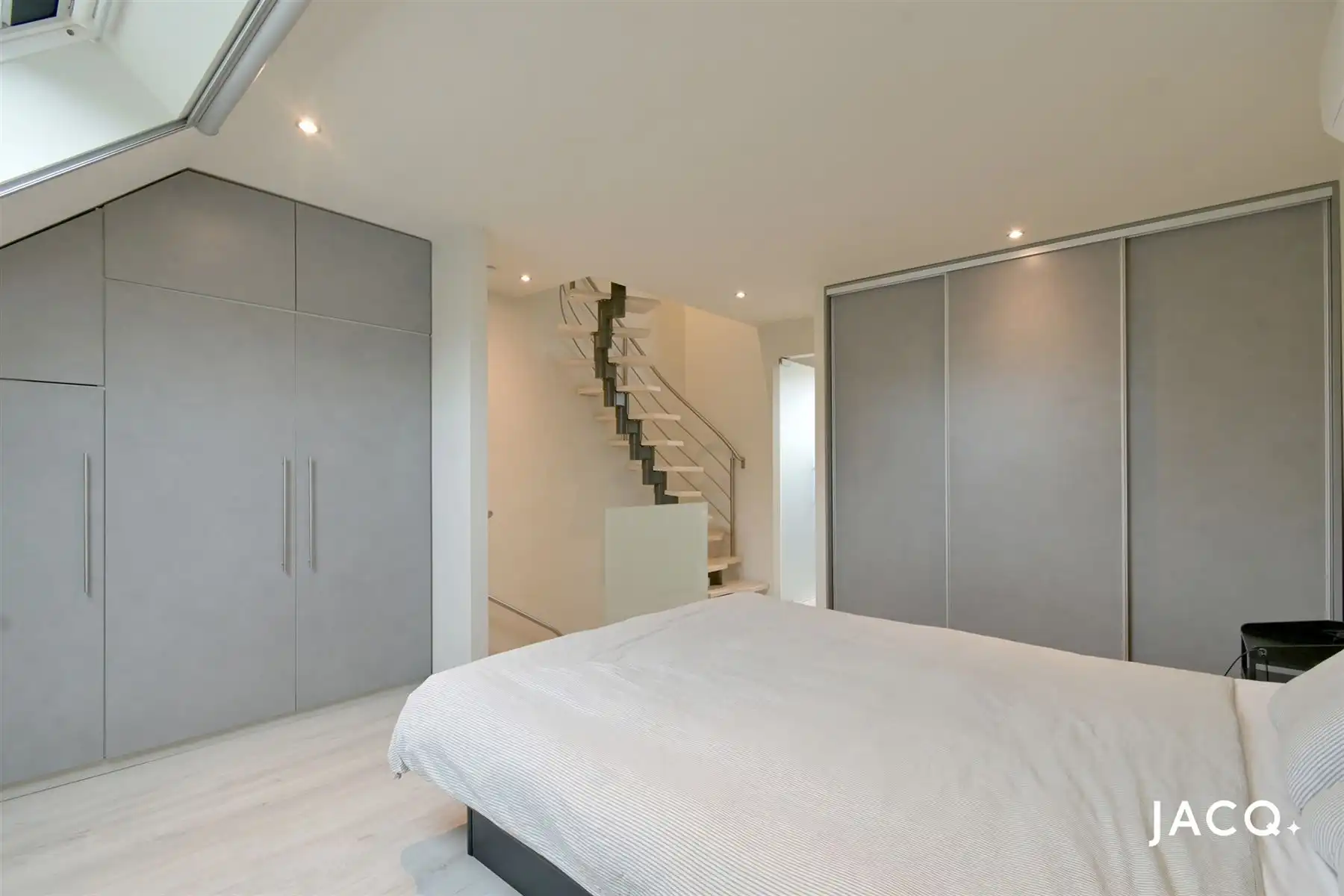 Gerenoveerde woning met 2slpk's, ruim terras en garage! foto 9