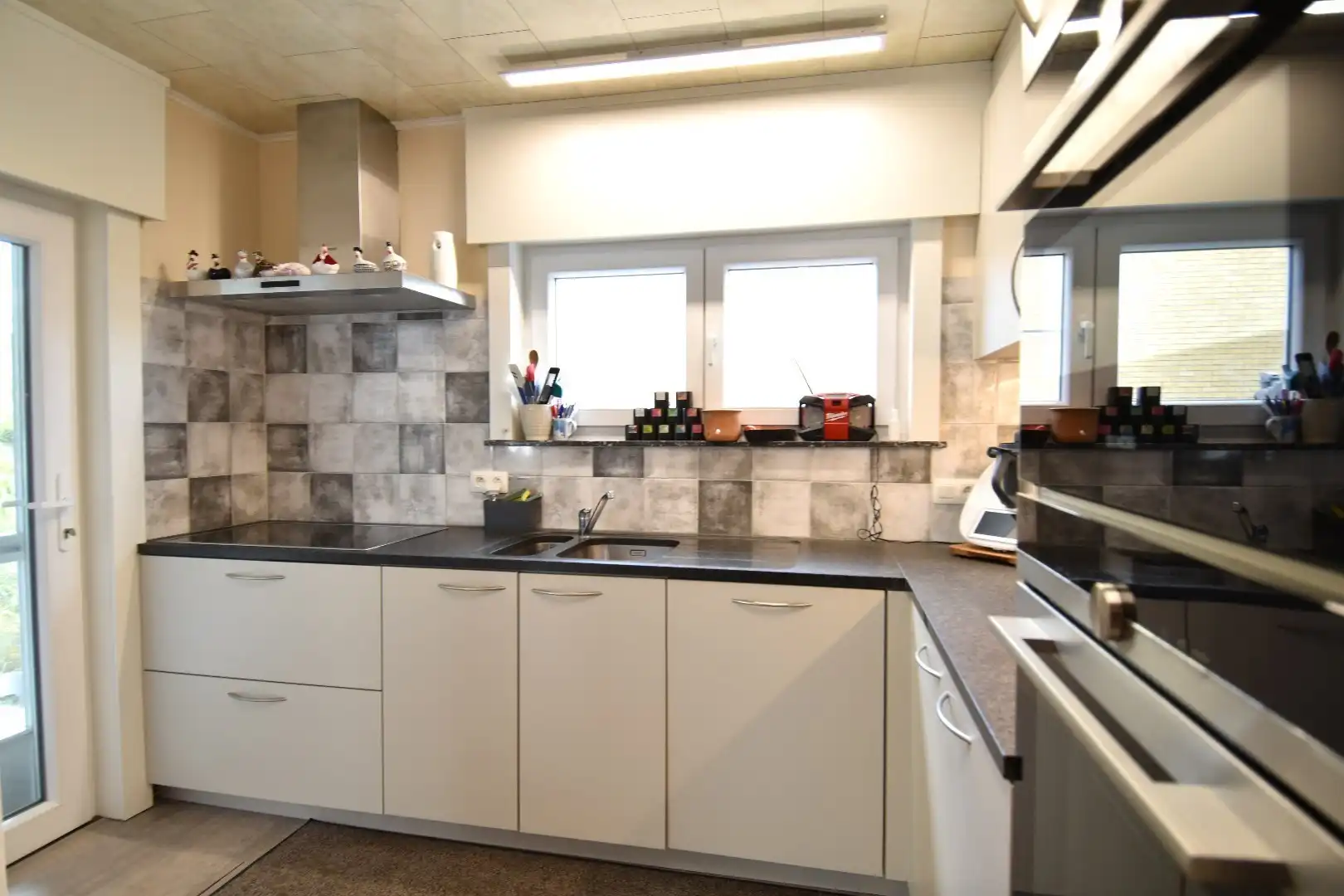 Charmante woning met 3 slaapkamers, dubbele garage en tuin te koop in Wevelgem foto 2