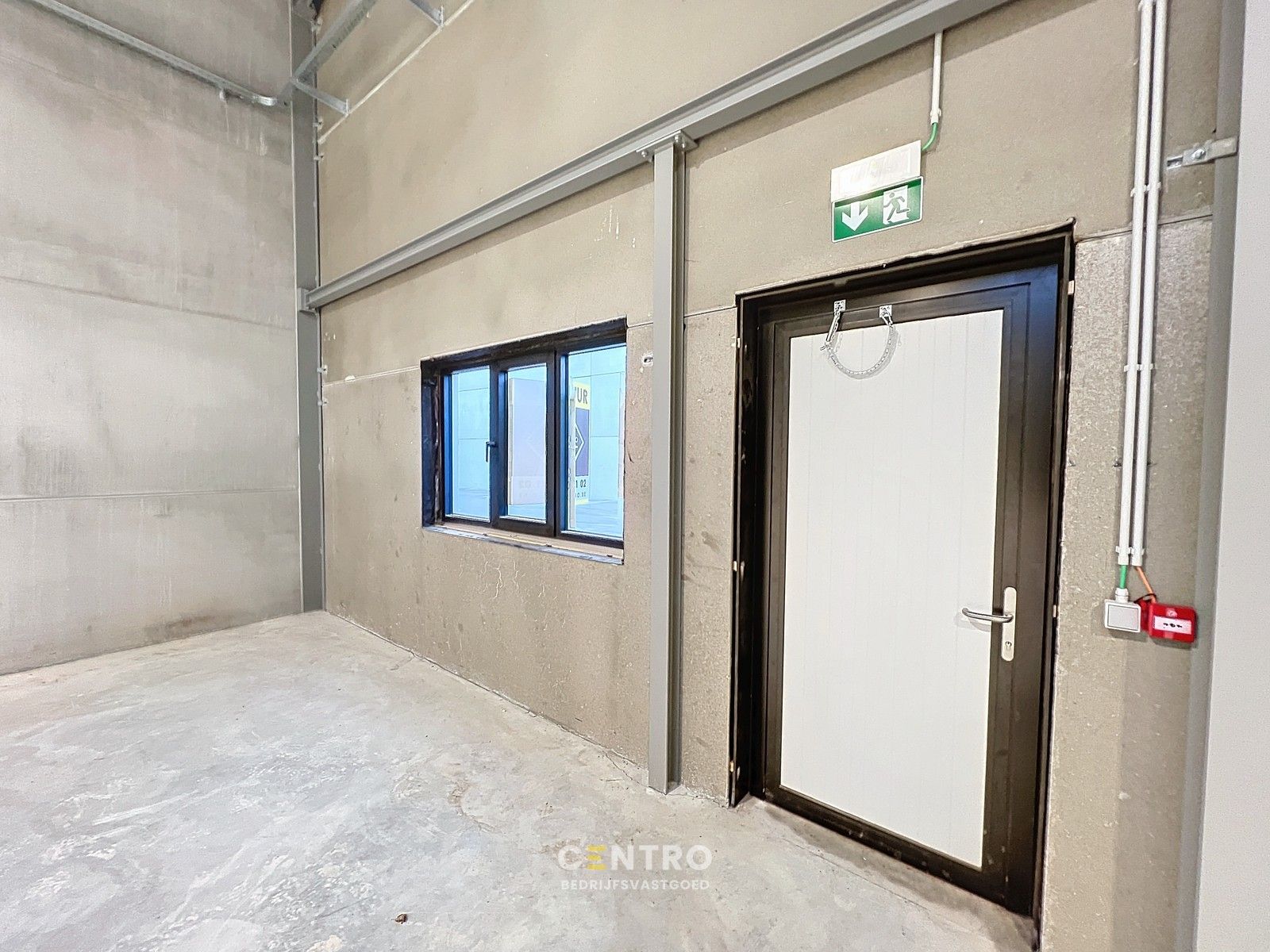 Kwalitatief en goed geïsoleerd NB MAGAZIJN (271m²), voorzien van elektrische sectionaalpoort, deur, raam (voor kantoor) en 2 private parkeerplaatsen op industriezone te Waregem. foto 6