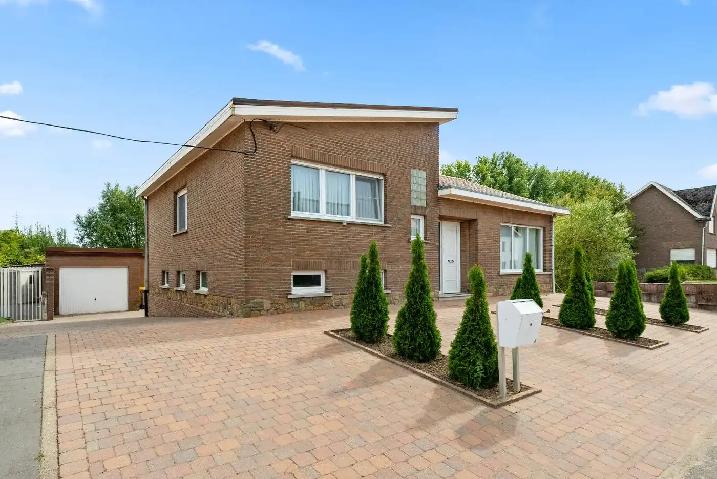Open bebouwing op topligging met 2 slaapkamers en prachtige tuin foto 2