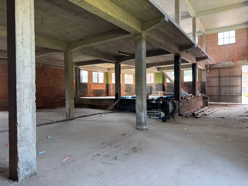 Bedrijfspand met woning foto 8