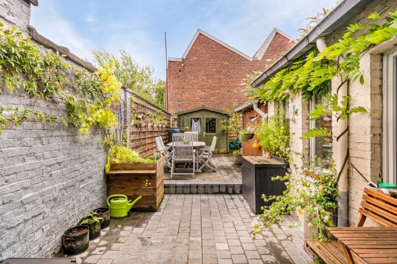 Roeselare-Rumbeke. Smaakvol vernieuwde tussenwoning met 2-3 slaapkamers centraal gelegen met gezellige buitenterras en unieke cosy zolderkamer. TOPPER ! foto 17