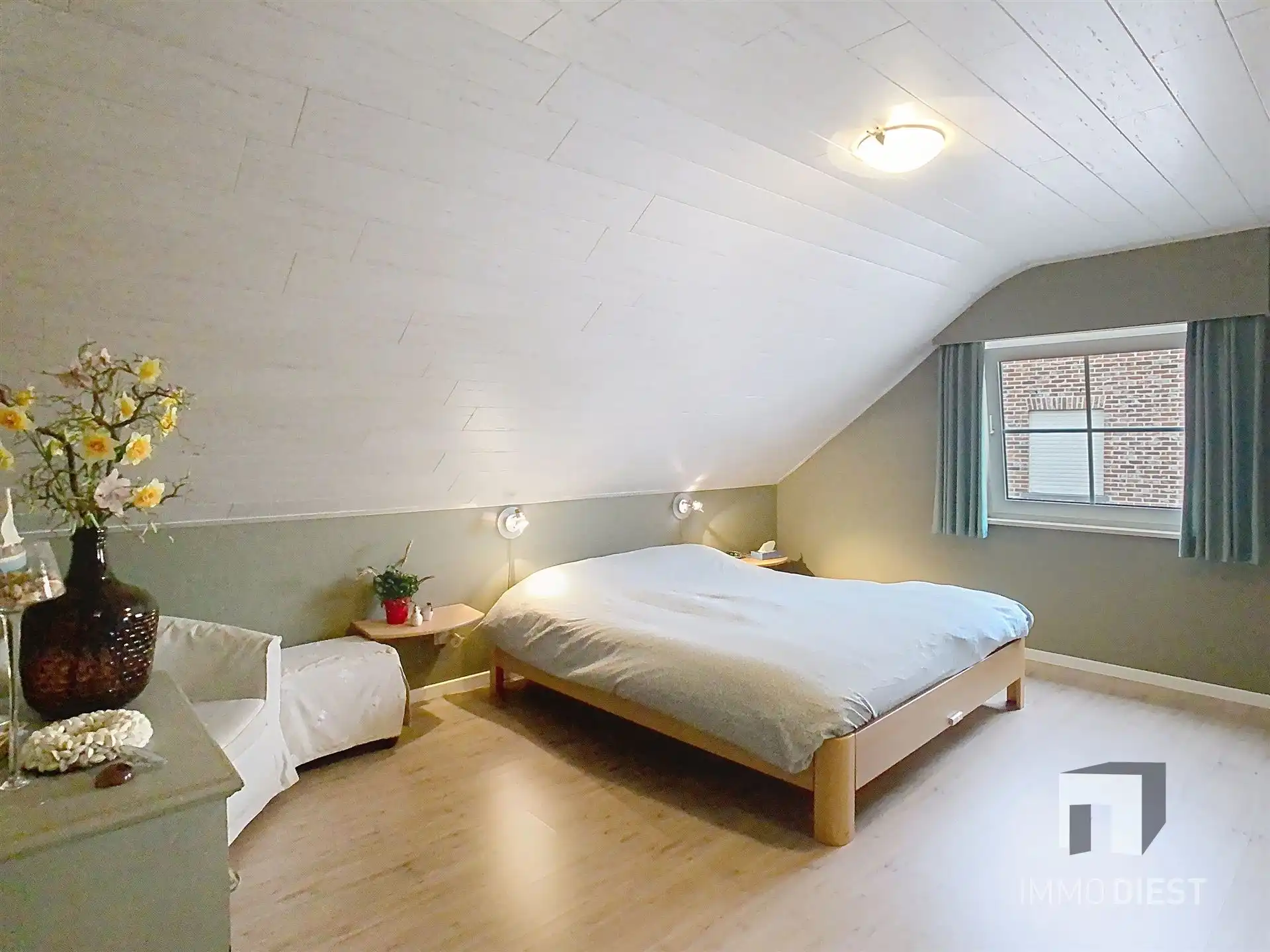 Energiezuinige en prima onderhouden gezinswoning met 4/5 slaapkamers en zwembad op 10 are. foto 28