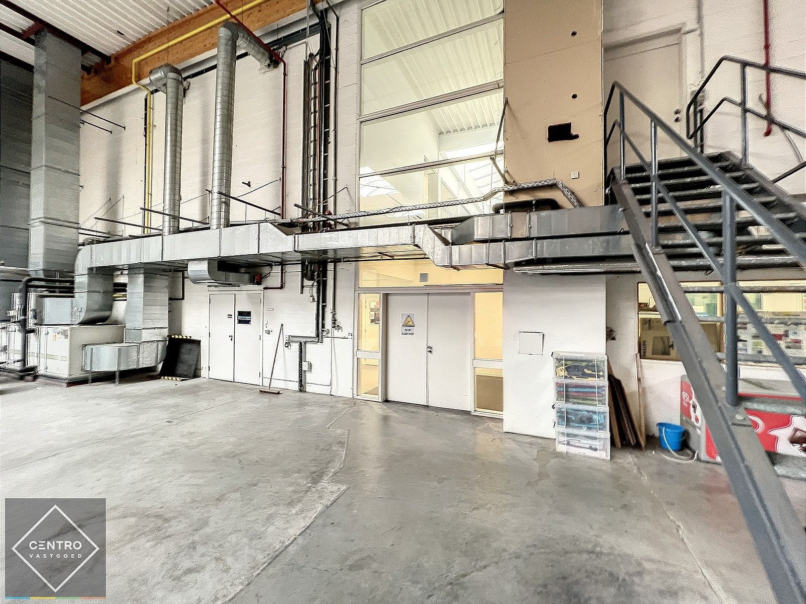 Instapklare burelen/showroom (± 1.400 m²) + opslagplaats  ( ± 2.700m²) met 4 sectionale poorten en VH van 7m te ROESELARE ! foto 11