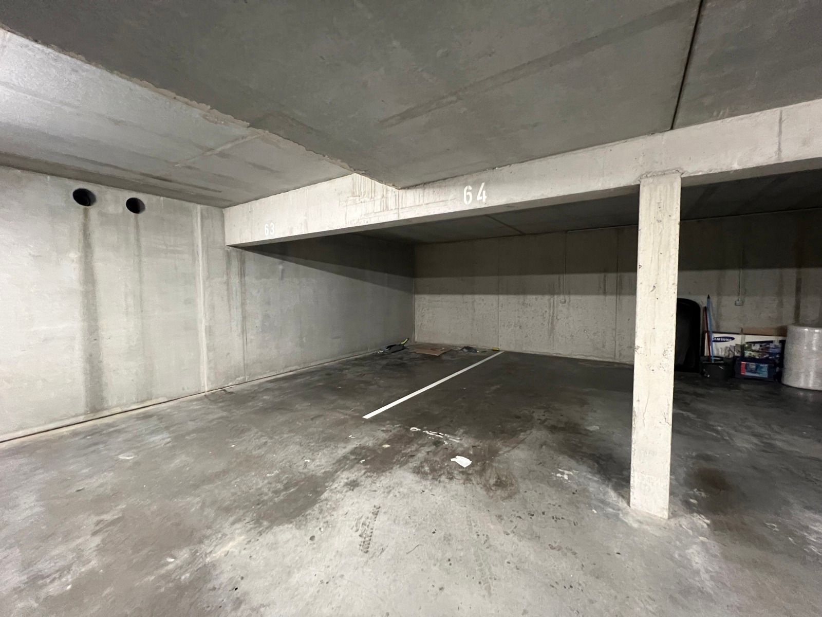 Nieuwe autostaanplaatsen en garagebox foto {{pictureIndex}}