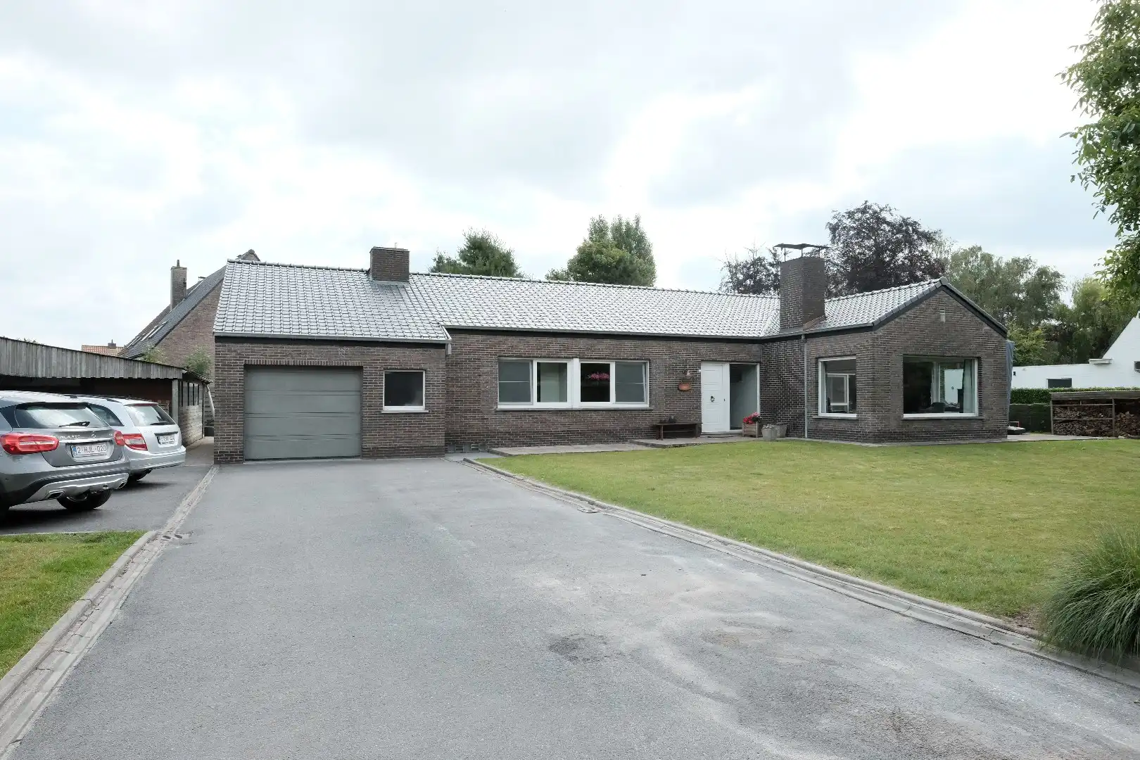 Alleenstaande gelijkvloerse woning op ruim perceel van 1.748 m² in Hooglede foto {{pictureIndex}}