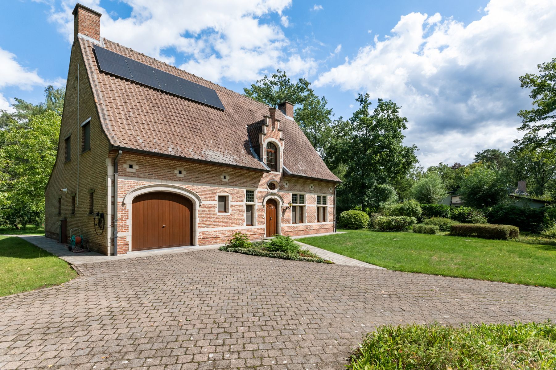 Goed onderhouden villa met prachtige tuin op ca. 3.136 m2. foto {{pictureIndex}}