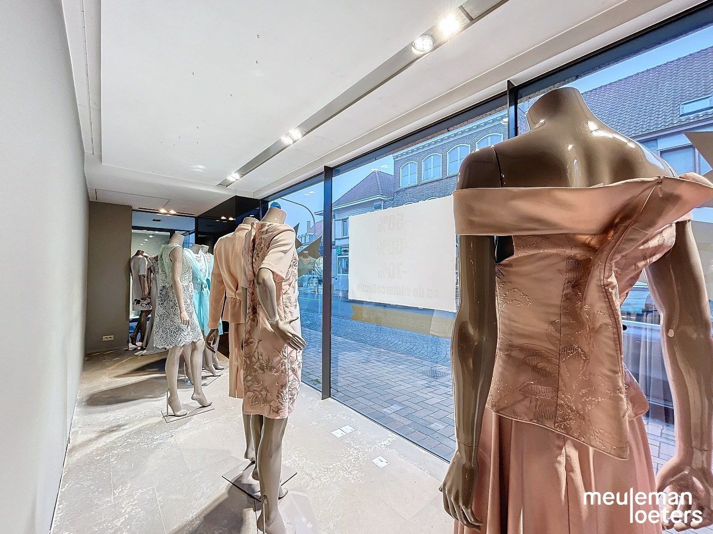 Unieke winkelruimte in het commercieel centrum foto 18