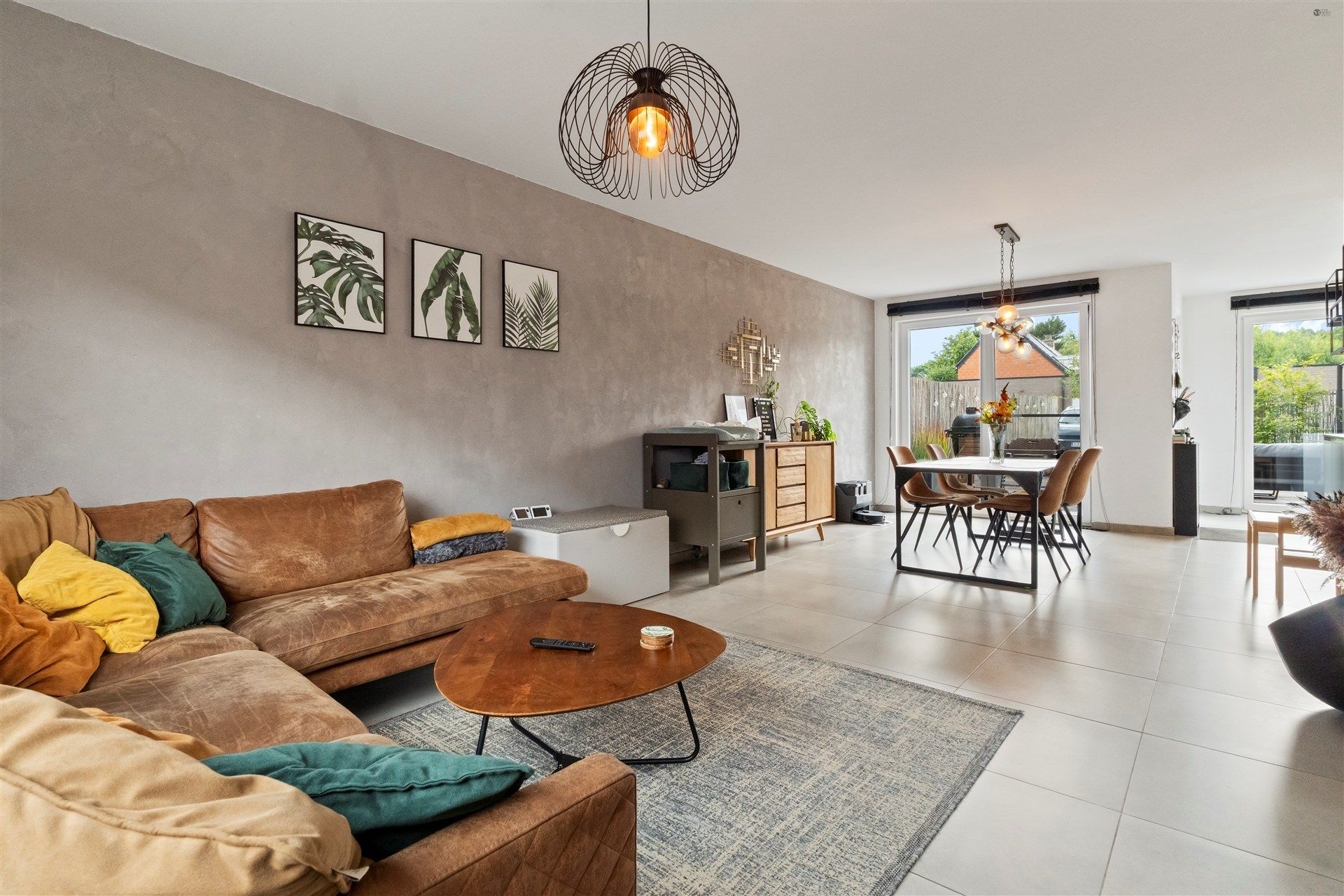 Recente woning, 5 slaapkamers, met garage en staanplaats. foto 3