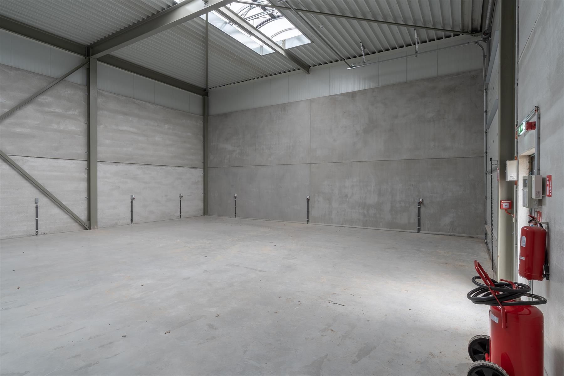 Instapklaar industrieel magazijn van 150 m² te huur in Weelde foto 8