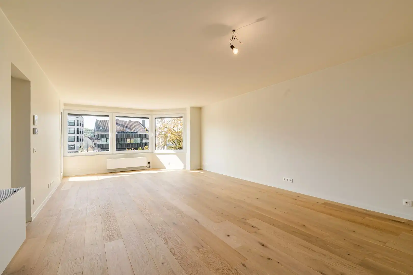 Totaal gerenoveerd appartement met open zicht en uitzonderlijke terrassen op topligging in Heist. foto 3