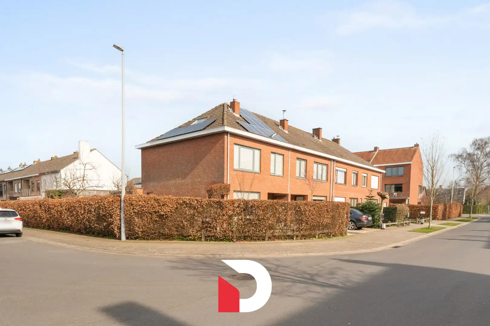 Hoofdfoto van de publicatie: Ruime halfopen woning + apart perceel met garage op een rustige ligging te Sint-Kruis.