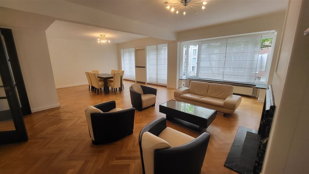 Ruim appartement met terrassen en garagebox foto 4