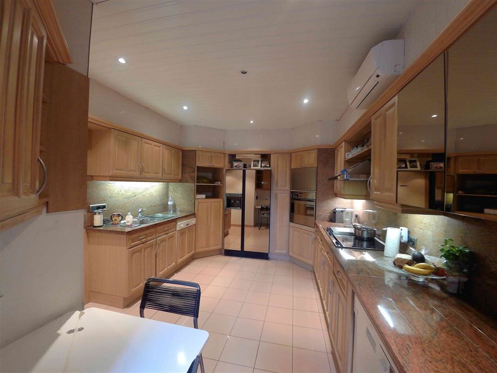 Ruim appartement met terrassen en garagebox foto 4