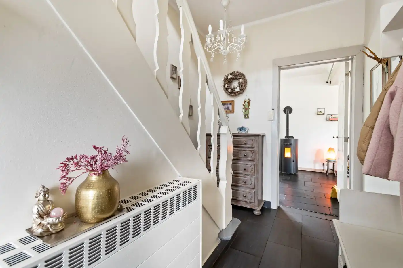 Ruime, instapklare, vrijstaande woning met 5 slpk., grote tuin en praktijkruimte foto 3