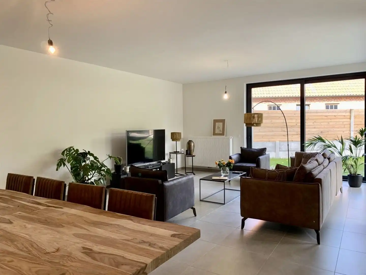 Prachtig gelijkvloers appartement te Sint-Eloois-Vijve met tuintje en overdekt terras.  foto 6