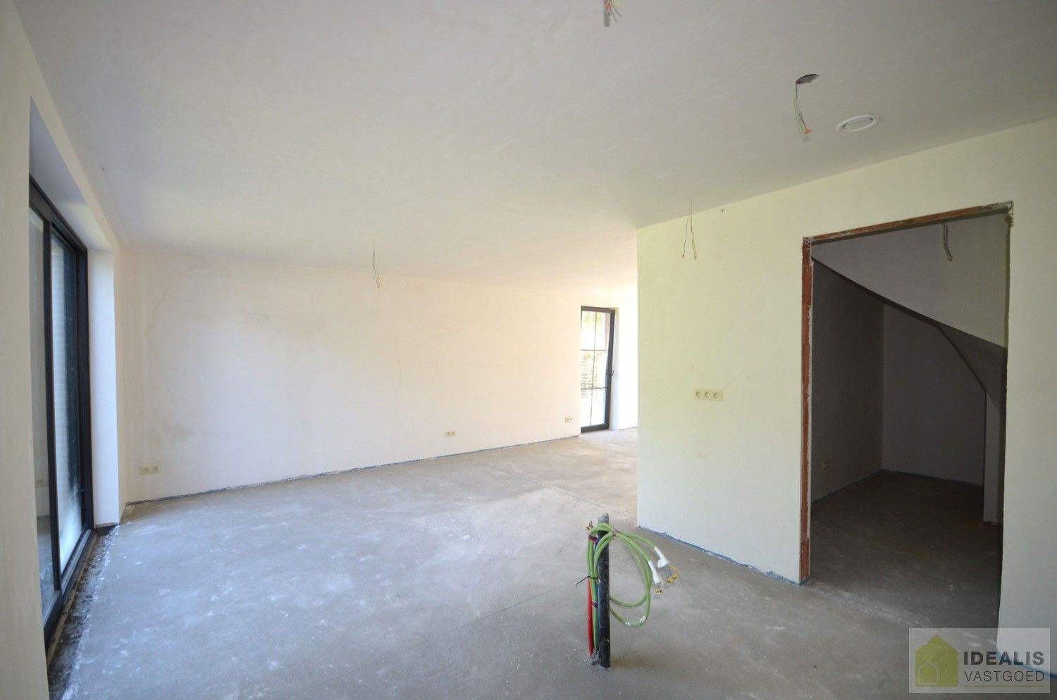 Idealis Vastgoed – Charmante CASCO+ woning met 2 tot 3 ruime slaapkamers, ruime woonkamer met open keuken, berging, achterinkom met wasruimte, badkamer en met maar liefst 18 zonnepanelen. De woning is gelegen op een rustig perceel aan de bosrand. foto 11