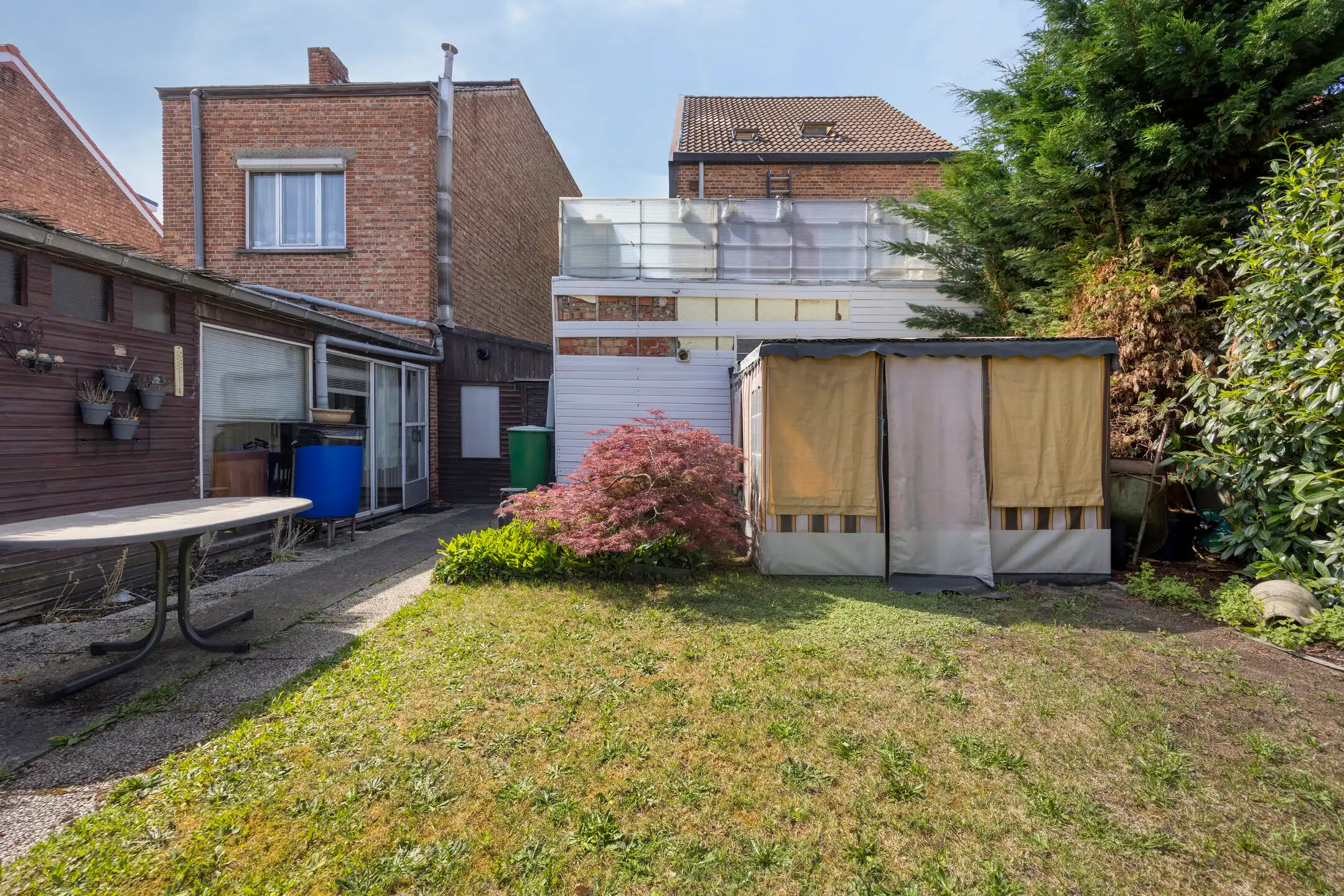 Te renoveren woning met garage en tuin foto 12