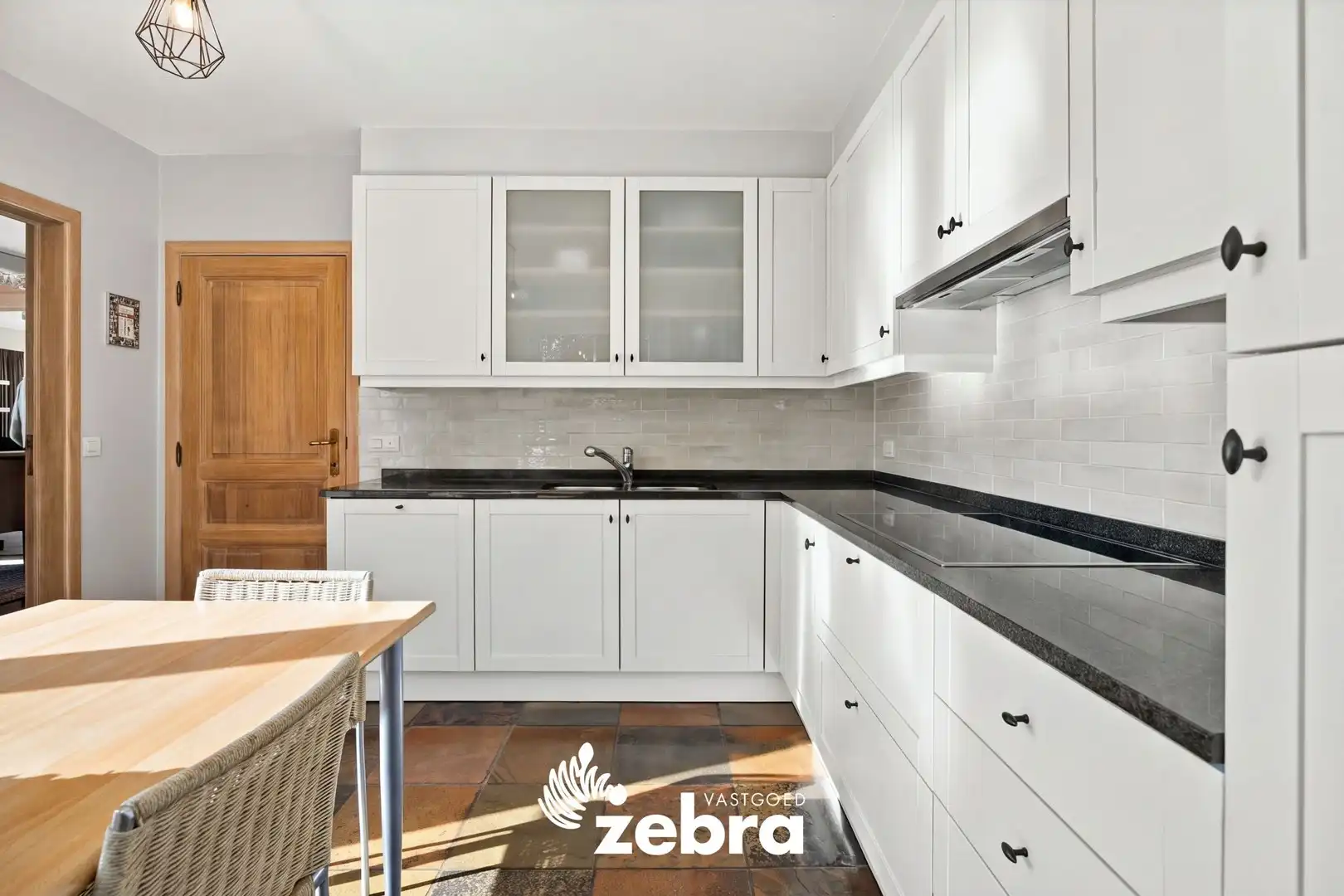 Instapklare open bebouwing met 4 slaapkamers, dubbele garage en prachtige tuin op een rustige ligging! foto 11