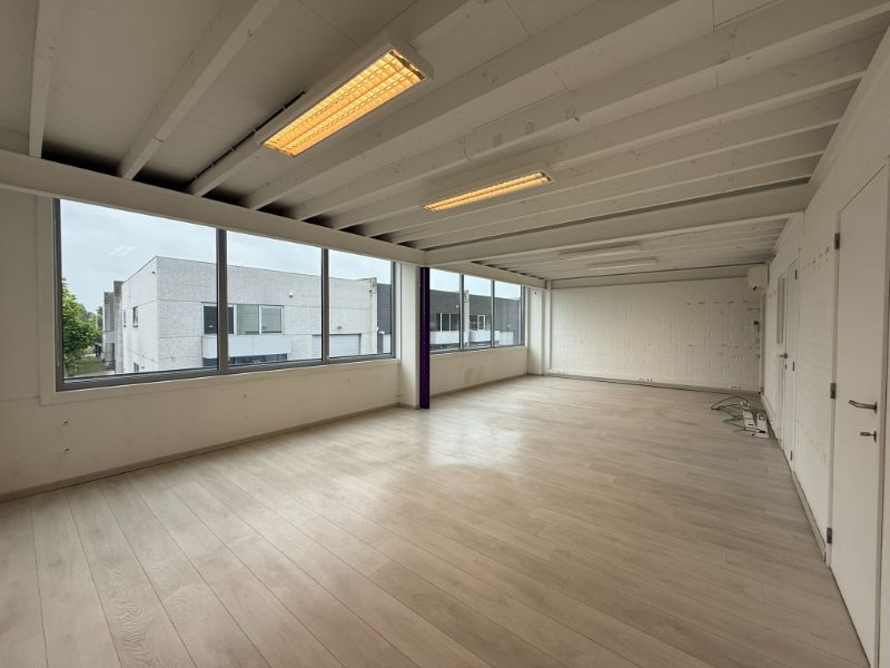 Modern bedrijfsgebouw met magazijn en kantoren foto 17